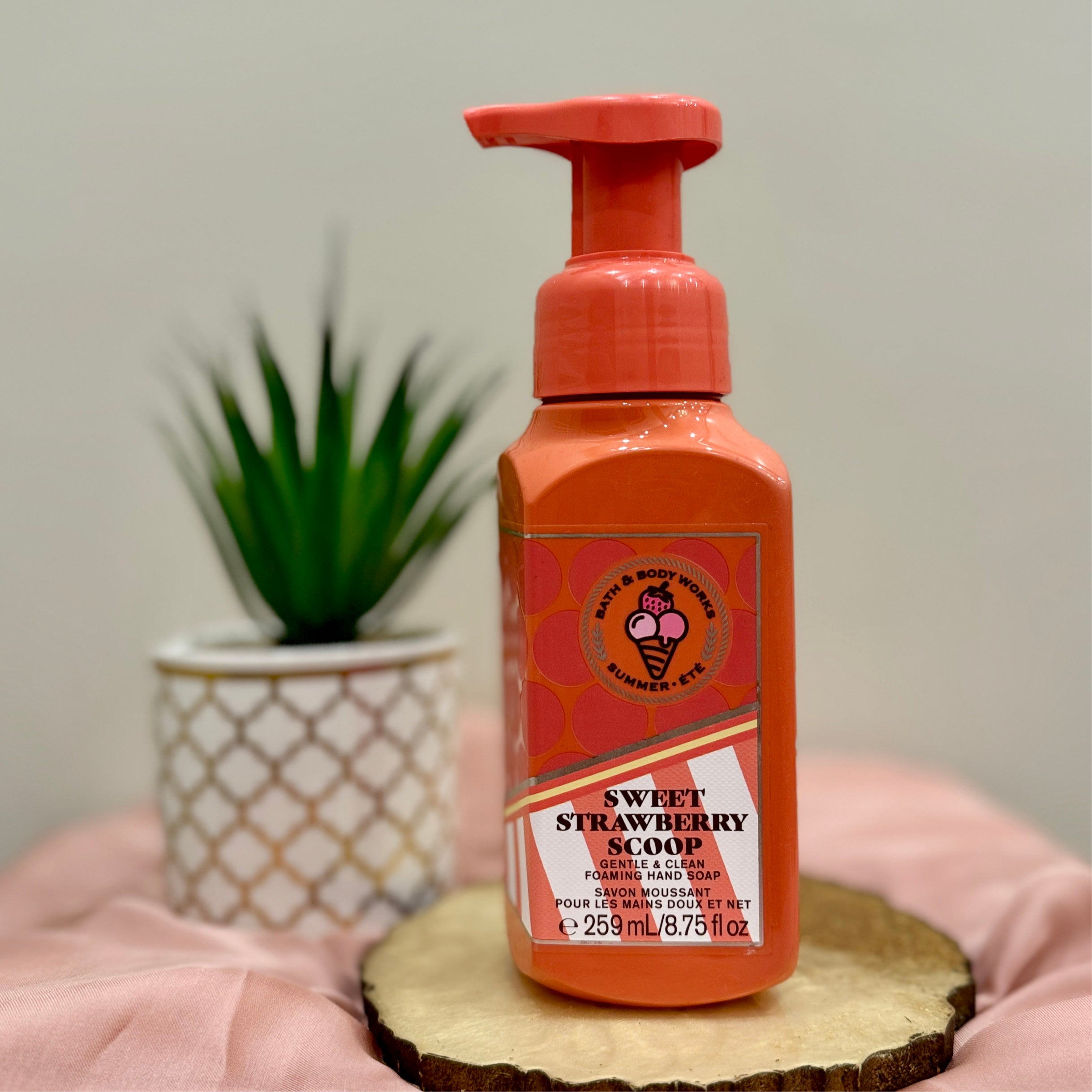 Bath & Body Works Sweet Strawberry Scoop Gentle & Clean Foaming Hand Soap - THREDS